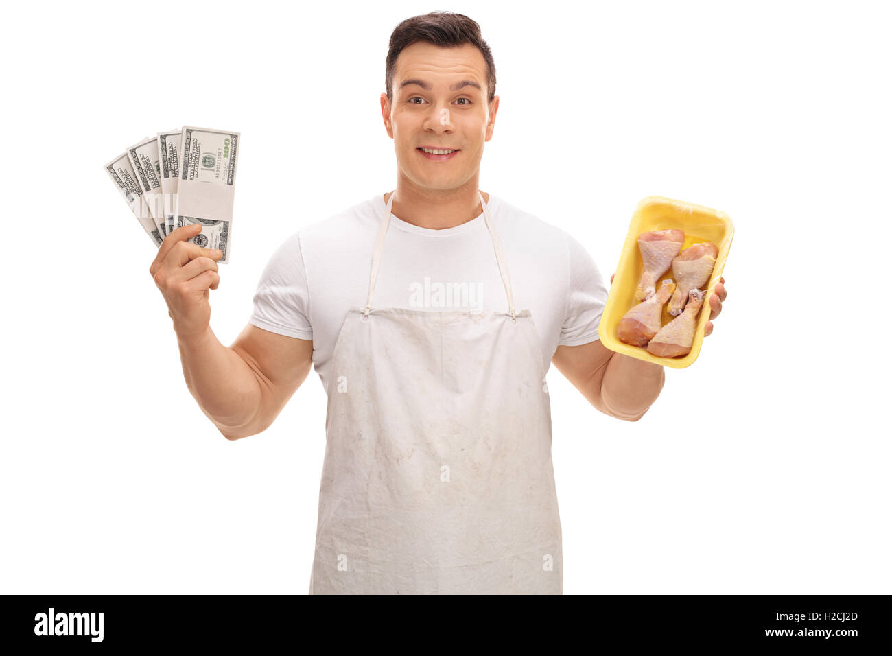 Jungen Metzger holding Stapel von Geld und Chicken Drums isoliert auf weißem Hintergrund Stockfoto