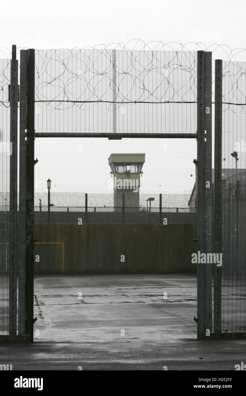 Eine Wachturm und Perimeter Wand markiert die Grenze der ehemaligen Maze Prison, westlich von Belfast in Nordirland, Großbritannien  Gefängnis, Stockfoto