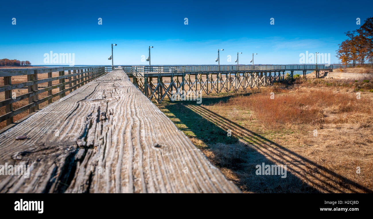 lange hölzerne Brücke/Angelsteg auf einem ausgetrockneten Sees Bett im Herbst Nord-Texas Stockfoto