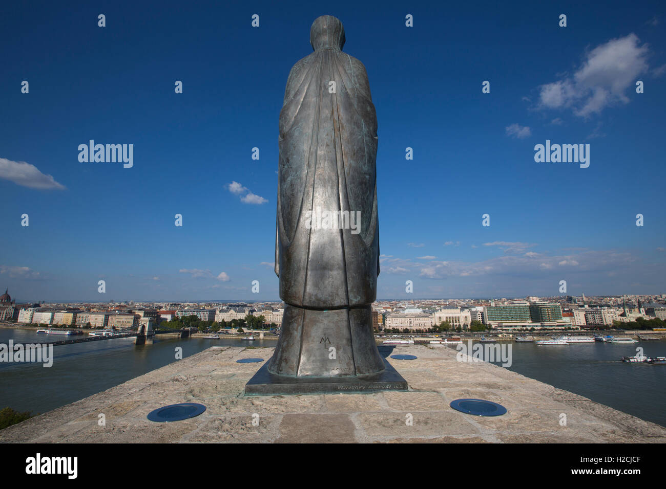 Bronze Statue der Jungfrau Maria des Bildhauers Laszlo Matyassy außerhalb Budaer Burg, mit Blick auf die Stadt Budapest über die Donau. Stockfoto