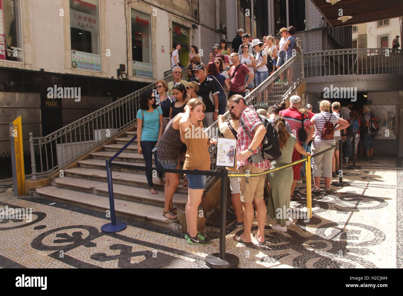 Touristen-Warteschlangen auf Basis des Elevador de Santa Justa Lissabon Portugal Stockfoto