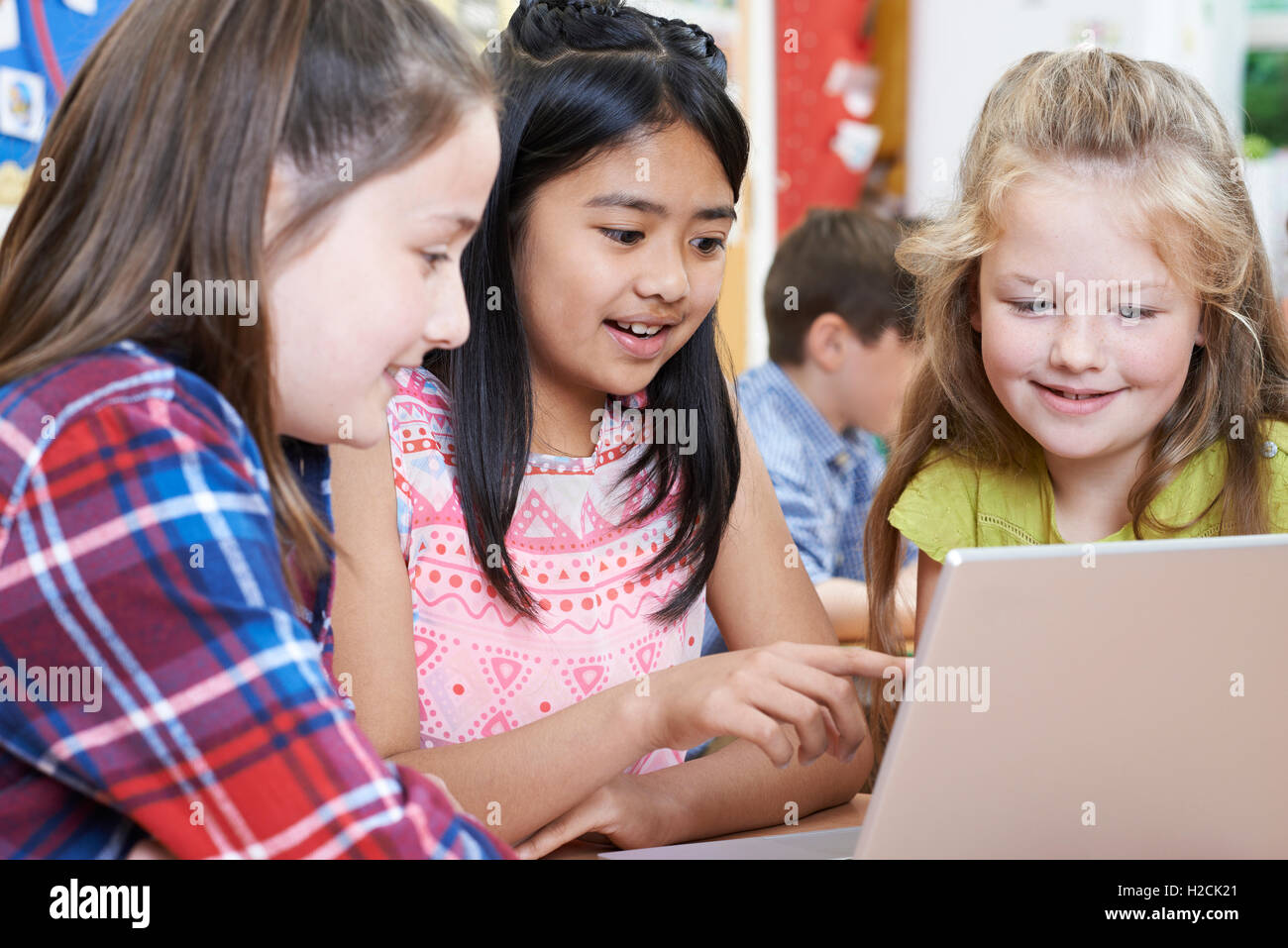 Gruppe von Grundschülern gemeinsam In Computer-Klasse Stockfoto