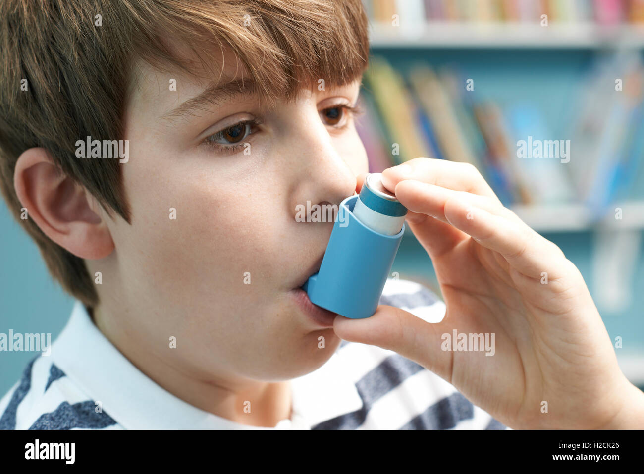 Junge mit Inhalator zur Behandlung von Asthma-Anfall Stockfoto