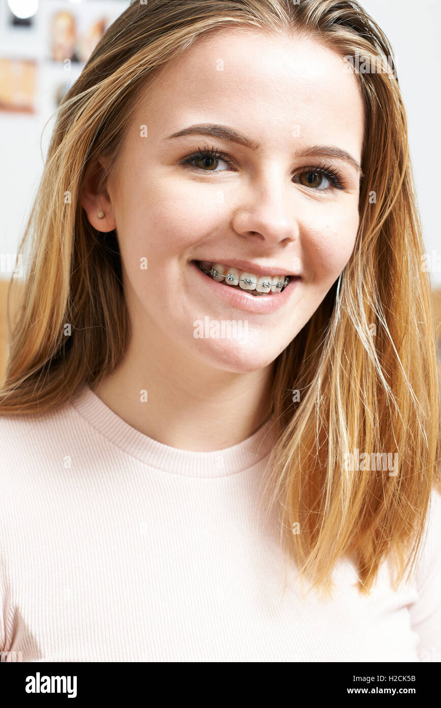 Portrait Of Smiling Teenager-Mädchen tragen Zahnspangen Stockfoto