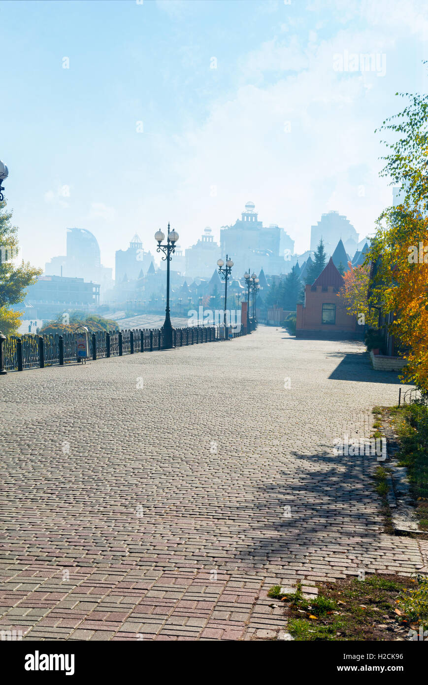 Gang mit Obolonska Wasser (Kiew, Ukraine). Frühen Herbstmorgen. Stockfoto