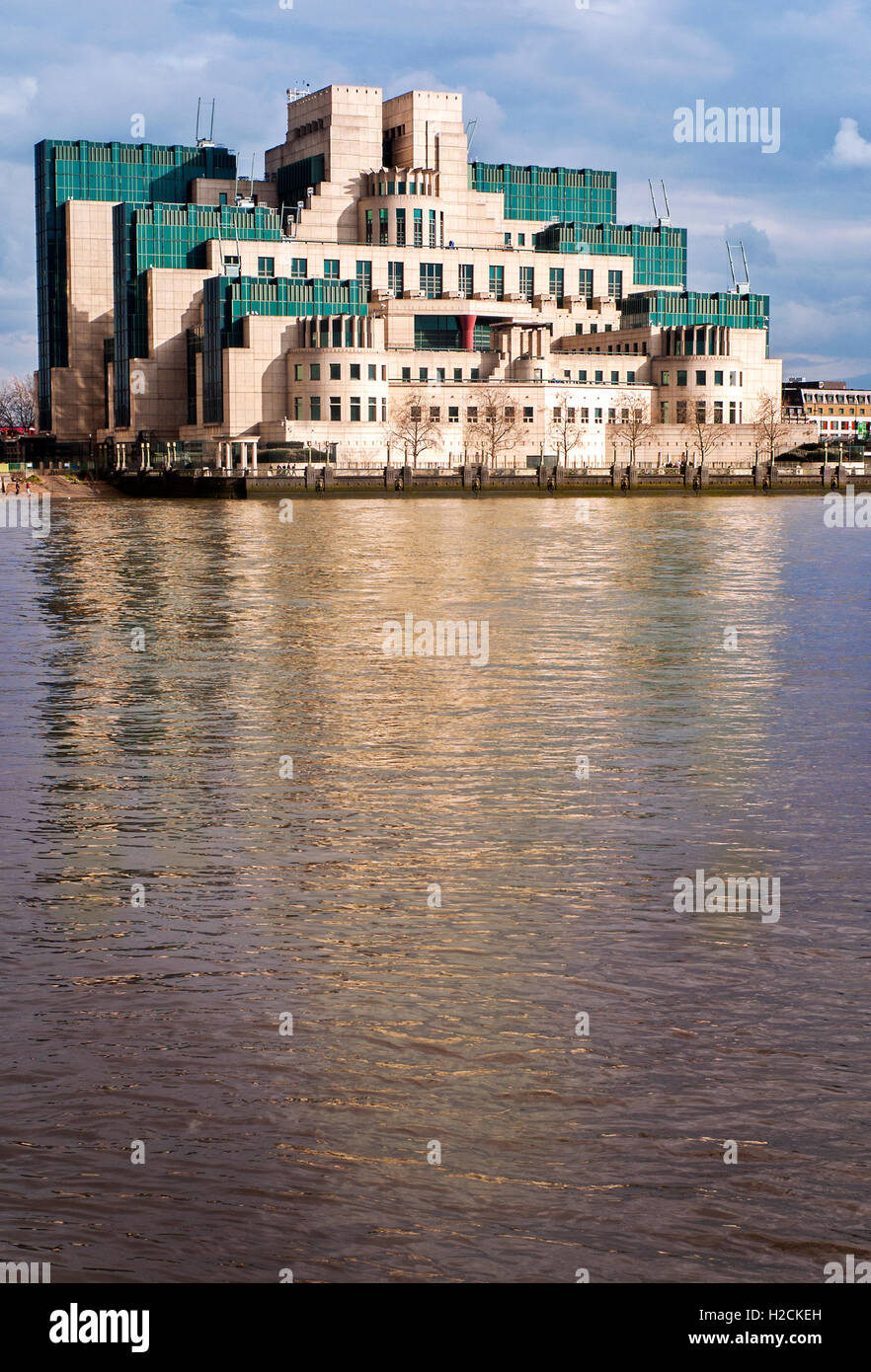 Die SIS MI6 MI5 Gebäude, Reflexion im Fluß Themse London Stockfoto Die SIS MI6 MI5 Gebäude, Reflexion im Fluß Themse London Stockfoto