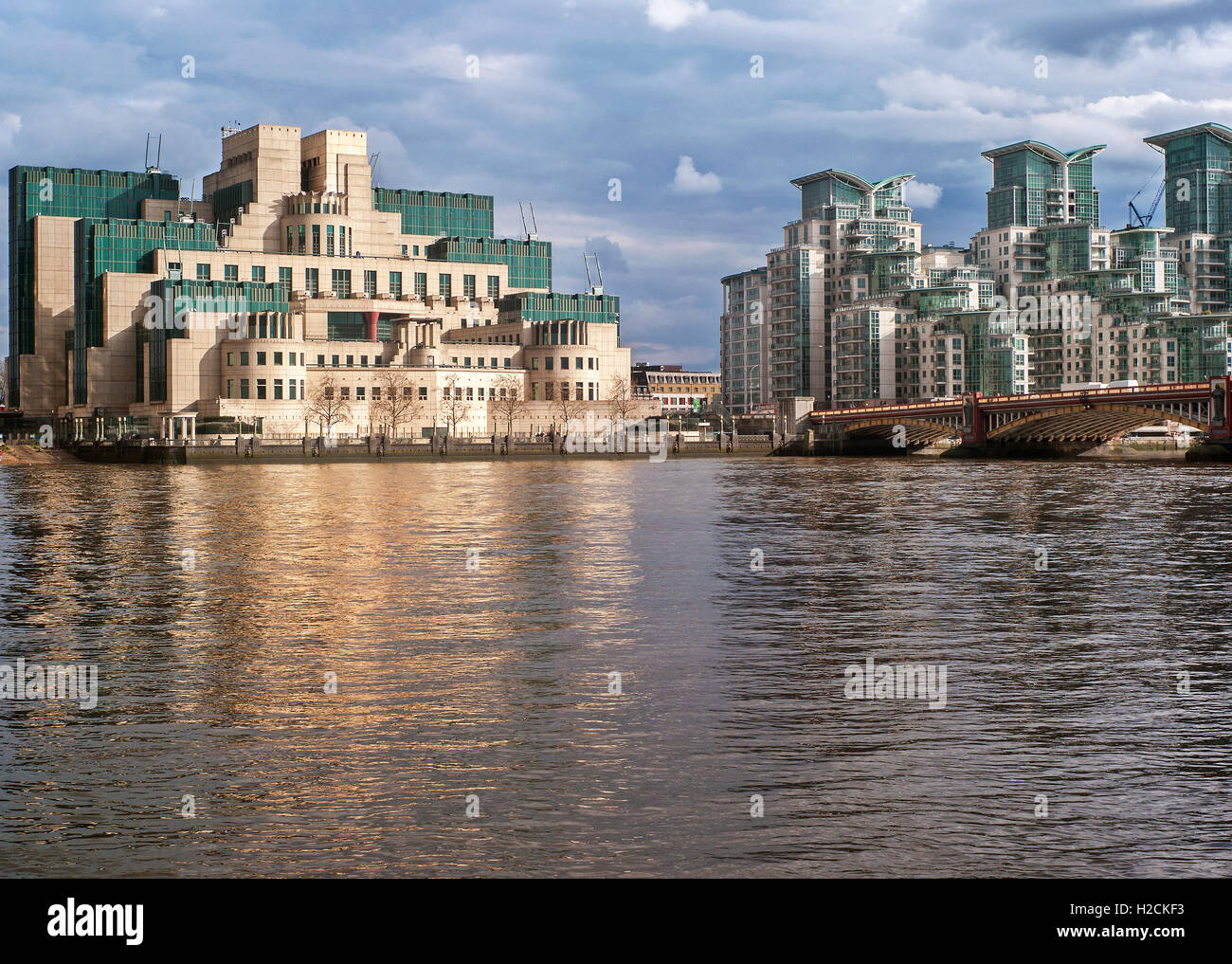 Vauxhall Bridge das MI6 MI5-Gebäude, Saint George Wharf und der Themse Stockfoto Vauxhall Bridge das MI6 MI5-Gebäude, Saint George Wharf und der Themse Stockfoto