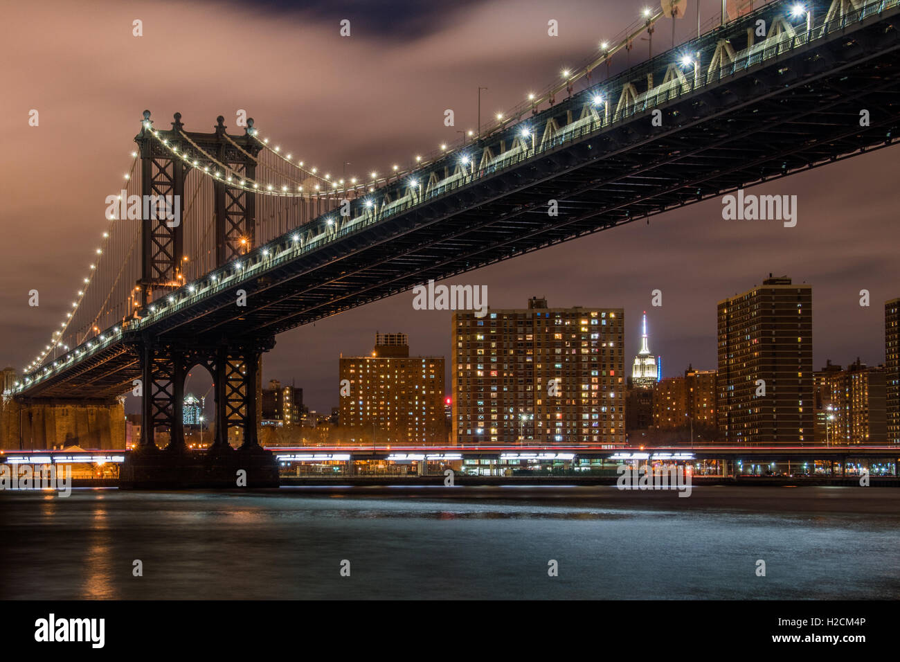 Die Manhattan Bridge und Empire State Building vom Brooklyn Bridge Park aus gesehen Stockfoto
