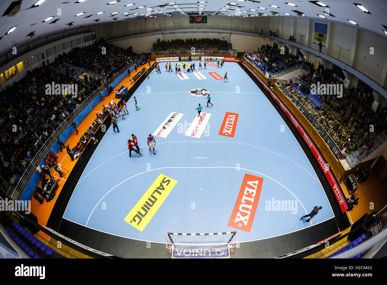 Charkiw, UKRAINE - 22 SEPTEMBER: fisheye-Ansicht der Sporthalle während der EHF Men es Champions League-Spiel zwischen HC Motor Zaporo Stockfoto