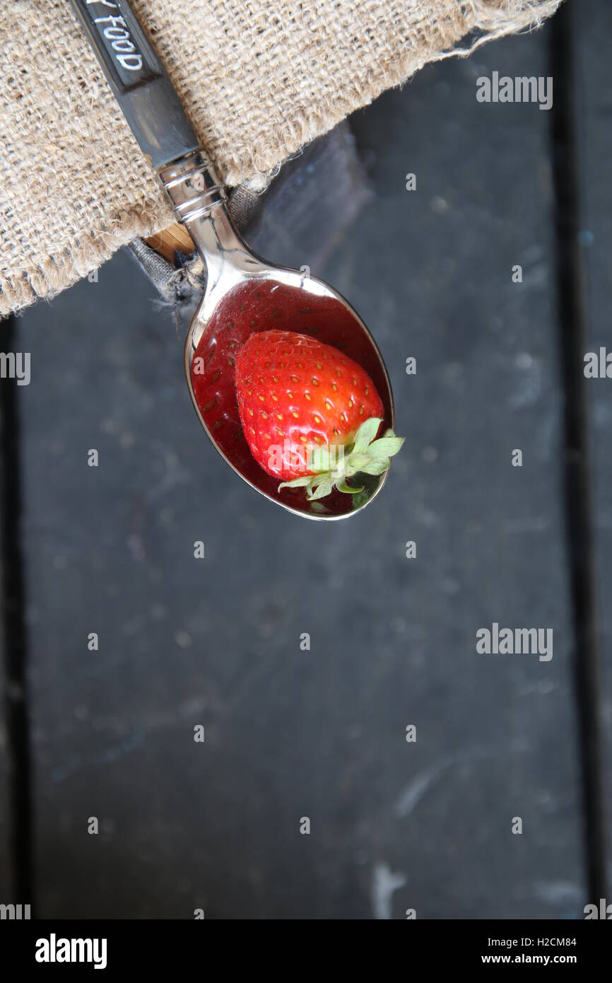 Frische Erdbeeren und einem Löffel essen Hintergrund. Stockfoto