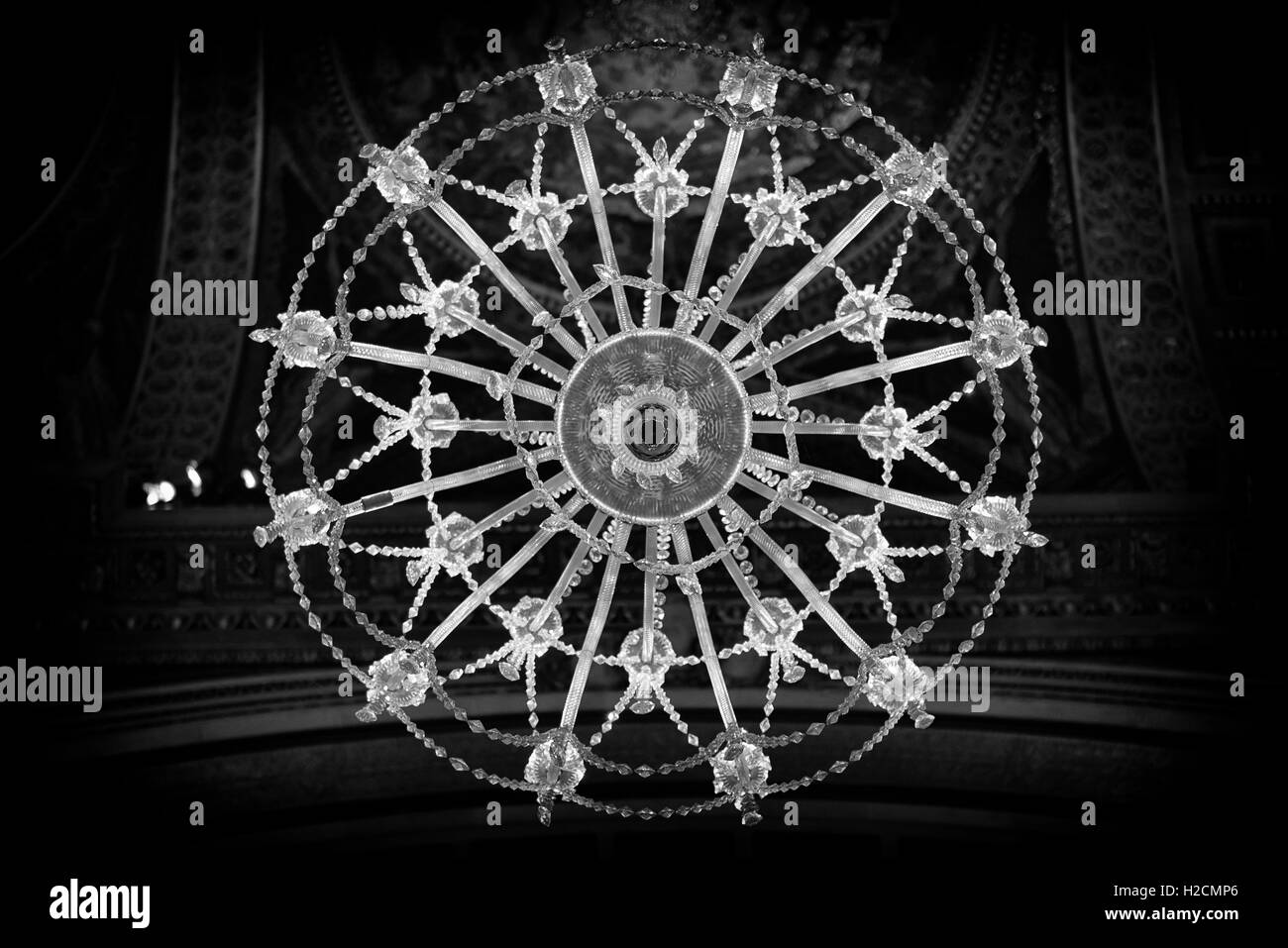 Kristall-Kronleuchter in St. Pauls Kathedrale in London Stockfoto