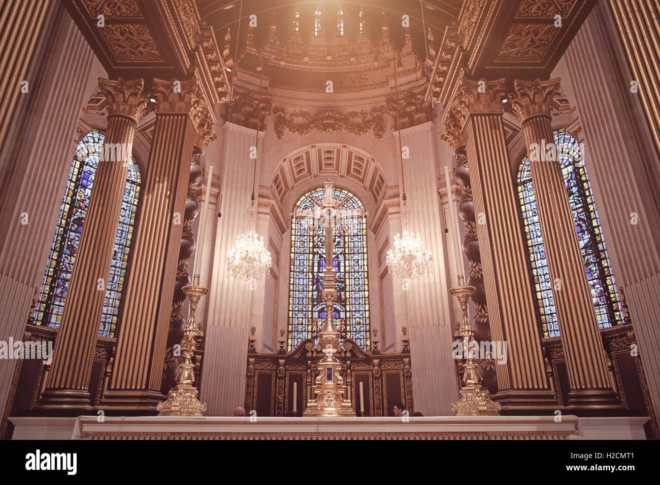 Altar mit goldenen Kreuz in St. Pauls Cathedral in London. Stockfoto