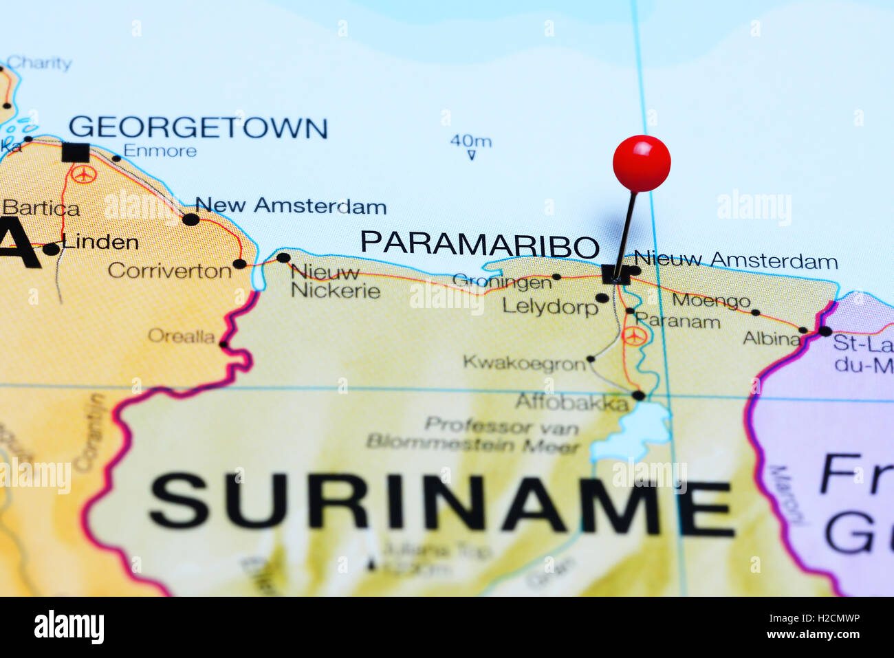 Paramaribo, fixiert auf einer Karte von Suriname Stockfoto