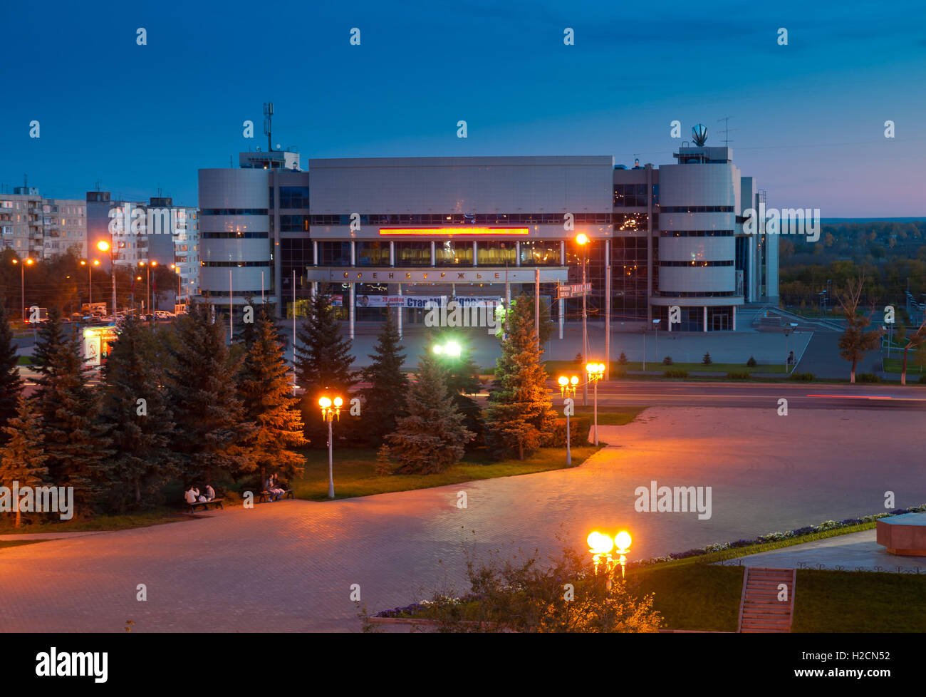 Sportzentrum in der Nacht in Orenburg, Russland Stockfoto