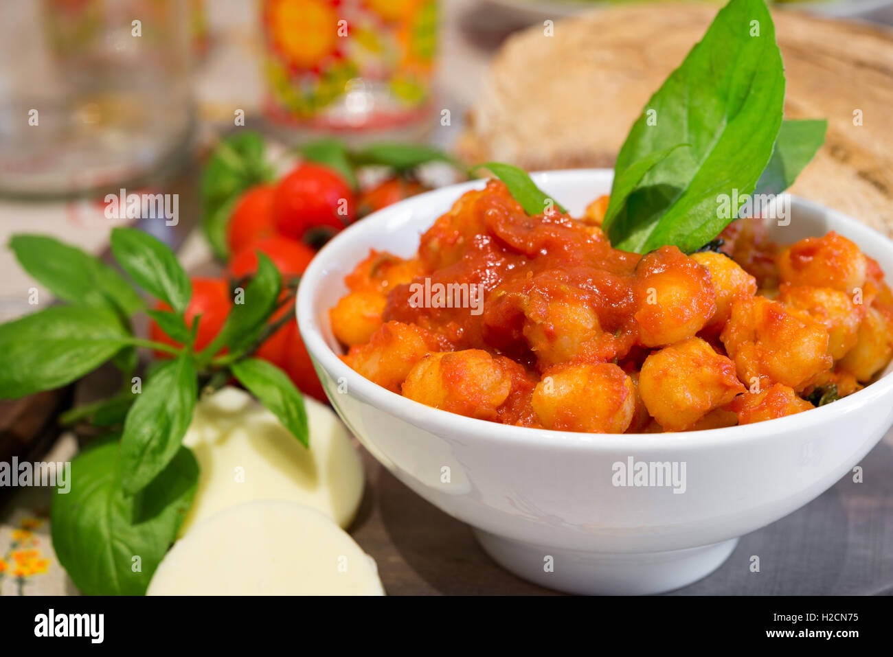 Gnocchi-Spätzli mit Tomatensauce, Basilikum und mozzarella Stockfoto