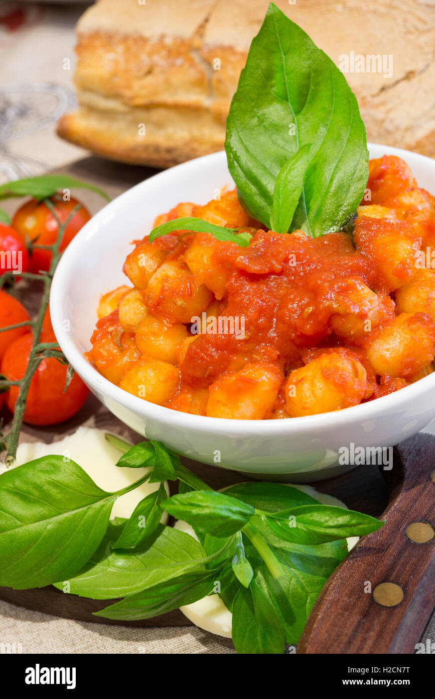 Gnocchi-Spätzli mit Tomatensauce, Basilikum und mozzarella Stockfoto