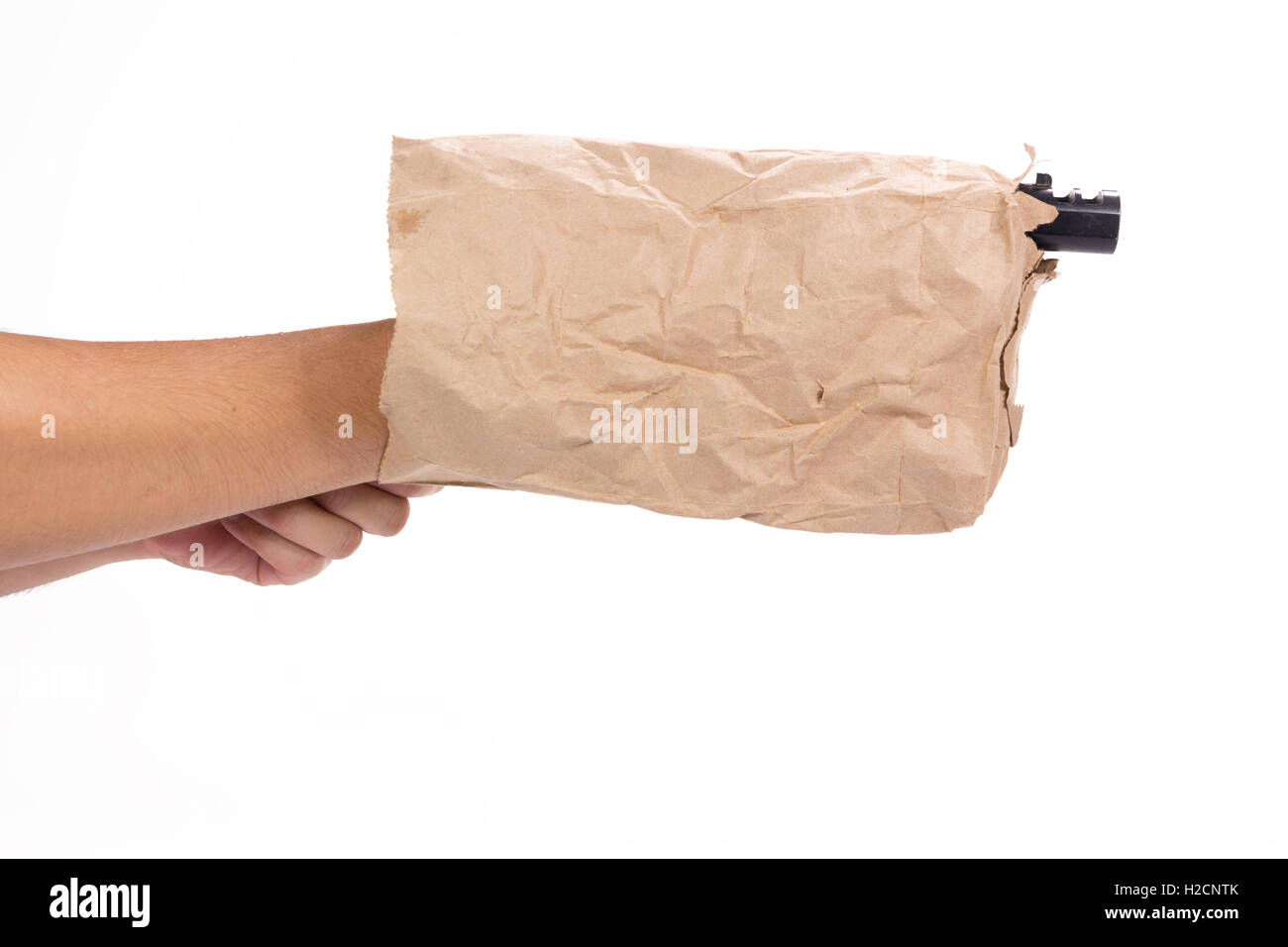 Hand, die Pistole in die Papiertüte auf weißem Hintergrund Stockfoto