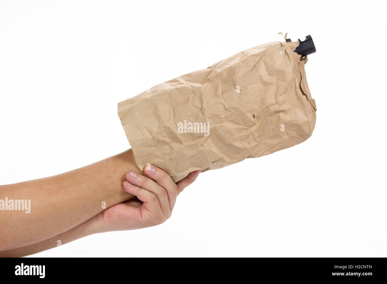 Hand, die Pistole in die Papiertüte auf weißem Hintergrund Stockfoto