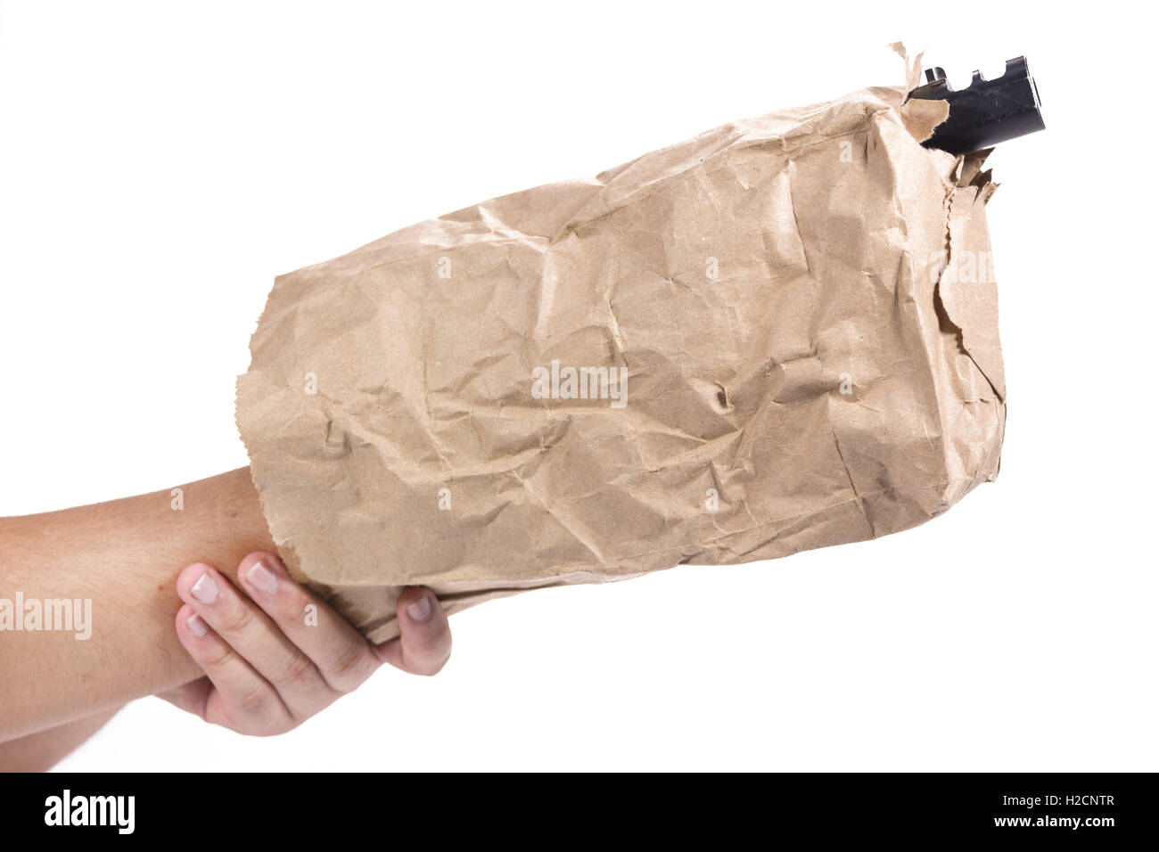 Hand, die Pistole in die Papiertüte auf weißem Hintergrund Stockfoto