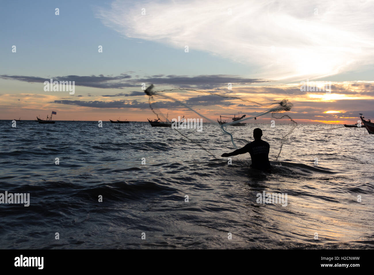 Silhouetten der Fischer werfen ein Fischnetz Stockfoto