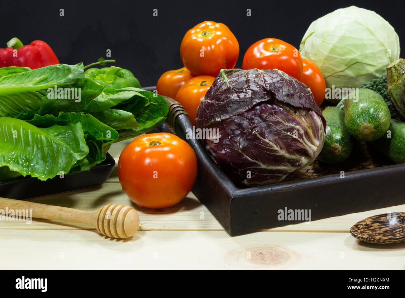 Zusammensetzung von frischem Gemüse auf Holz Stockfoto