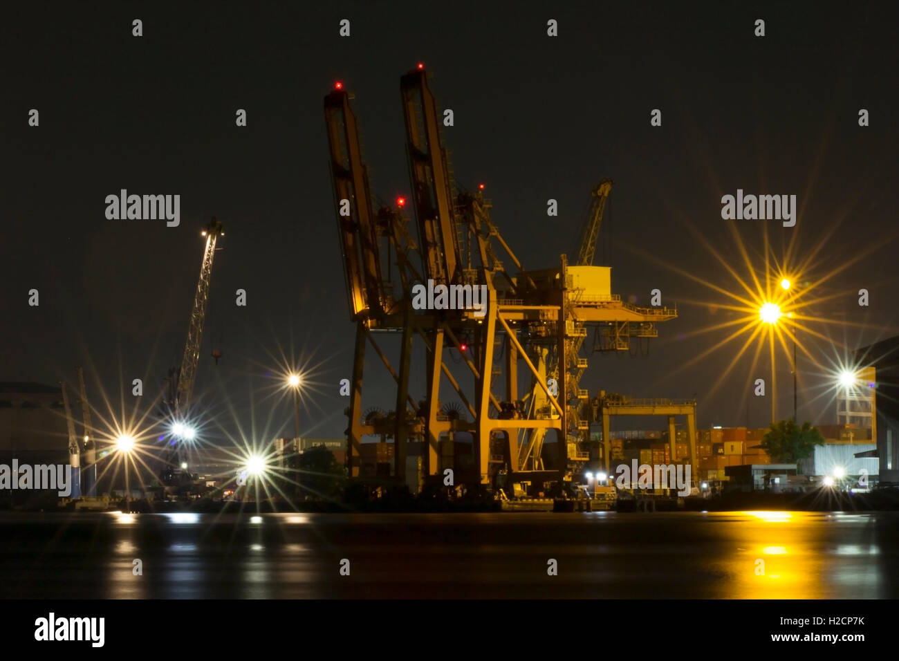 zwei Hafenkräne für Fracht in der Nacht Stockfoto