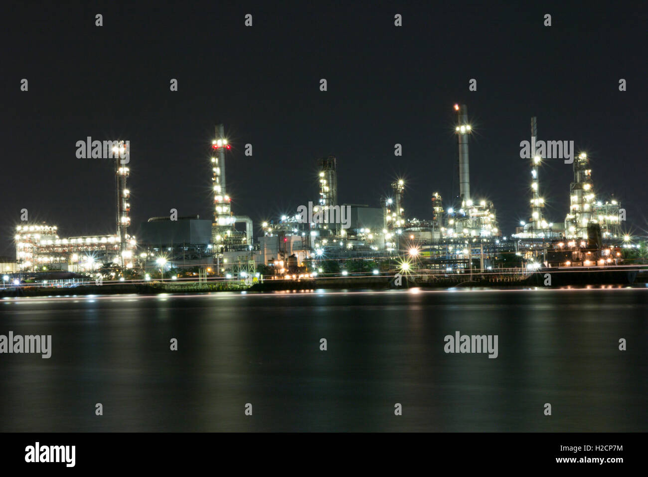 petrochemische Fabrik in der Nachtzeit Stockfoto