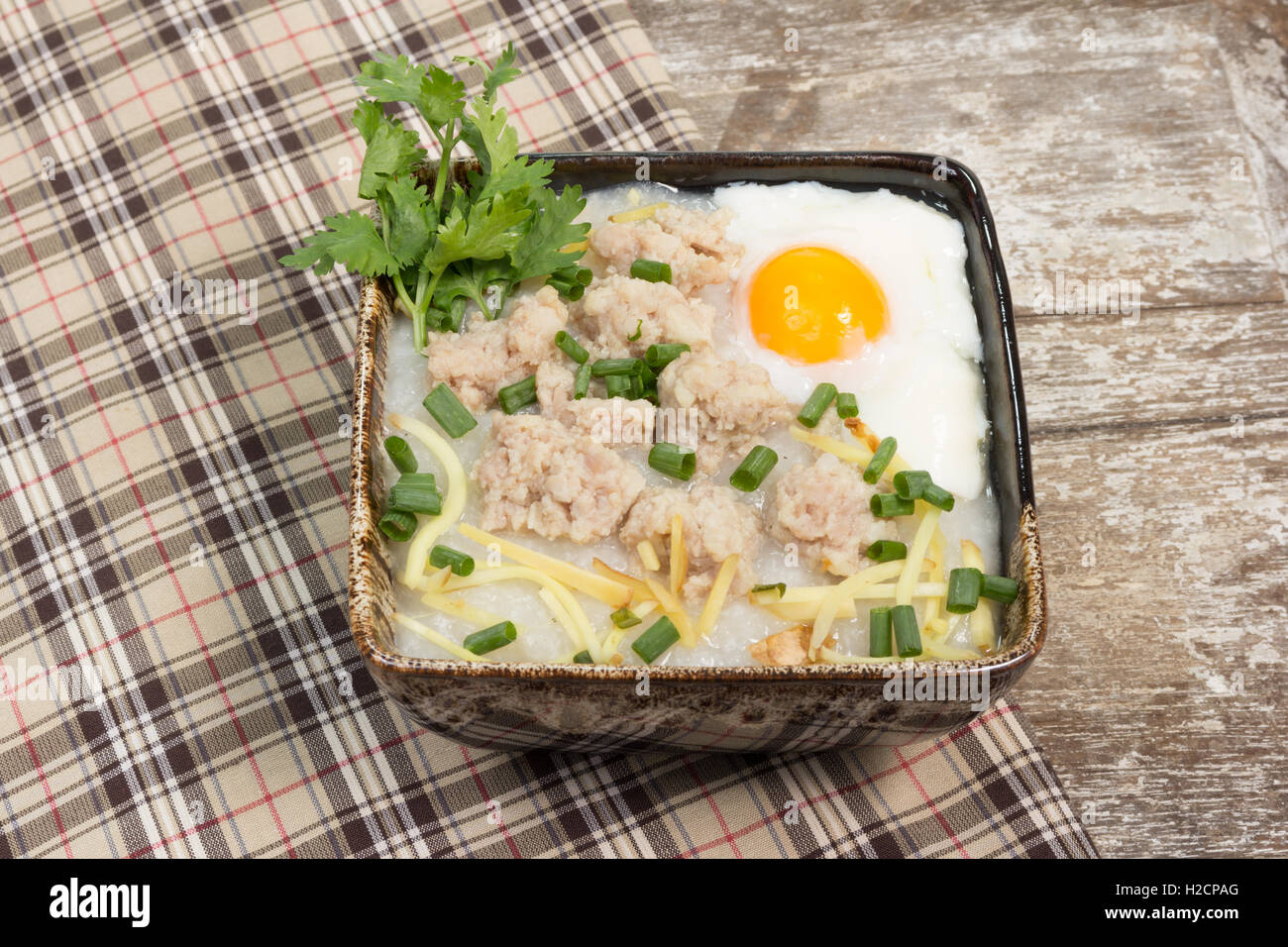 Reisbrei mit Schweinefleisch und weich gekochtes Ei Stockfoto