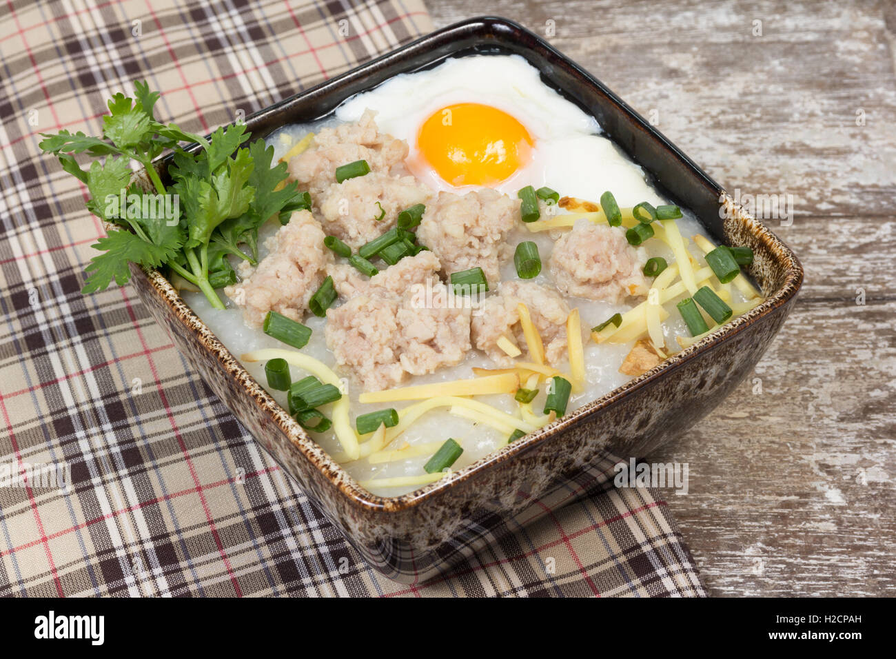 Reisbrei mit Schweinefleisch und weich gekochtes Ei Stockfoto