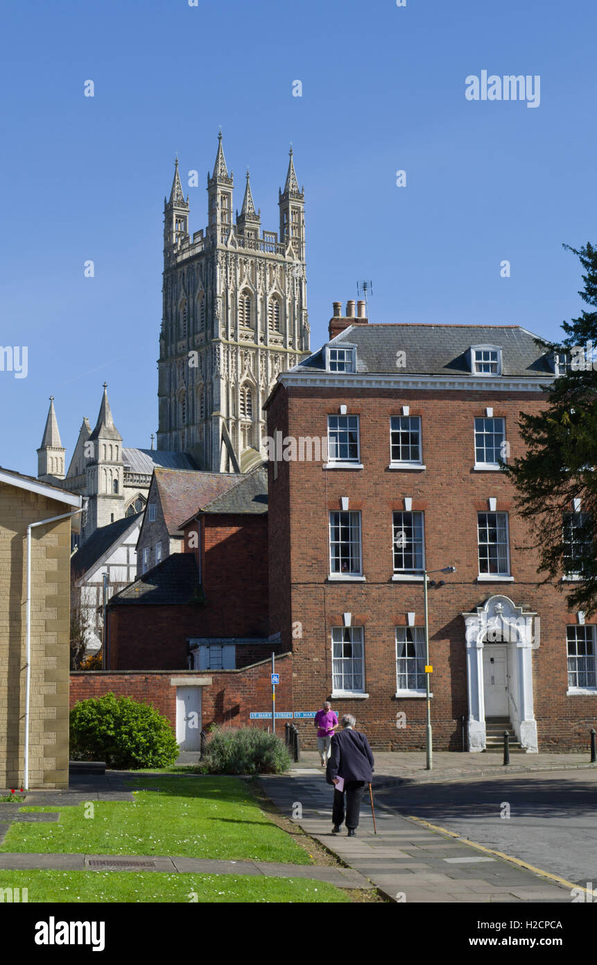 Gebäude in der Stadt von Gloucester mit den Turm der Kathedrale im Hintergrund. Stockfoto