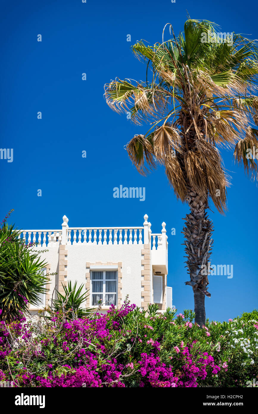 Attraktive Ferien-Villa umgeben von Bougainvillea unter tiefblauem Himmel. Stockfoto