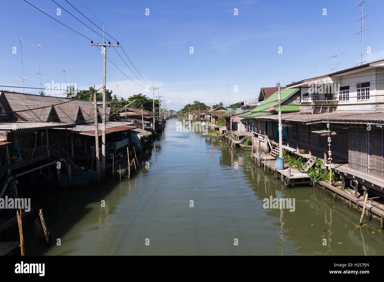 Holzhäusern entlang der Grachten, Thailand Stockfoto