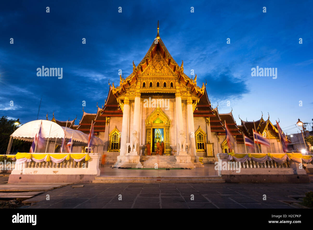 Buddhistischer Mönch beten am Abend am Marmor-Tempel, Wat Benchamabopit Dusitvanaram Stockfoto