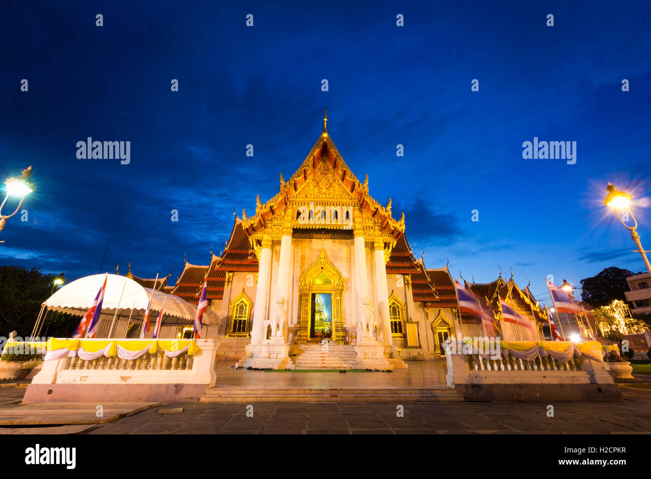 Buddhistischer Mönch beten am Abend am Marmor-Tempel, Wat Benchamabopit Dusitvanaram Stockfoto