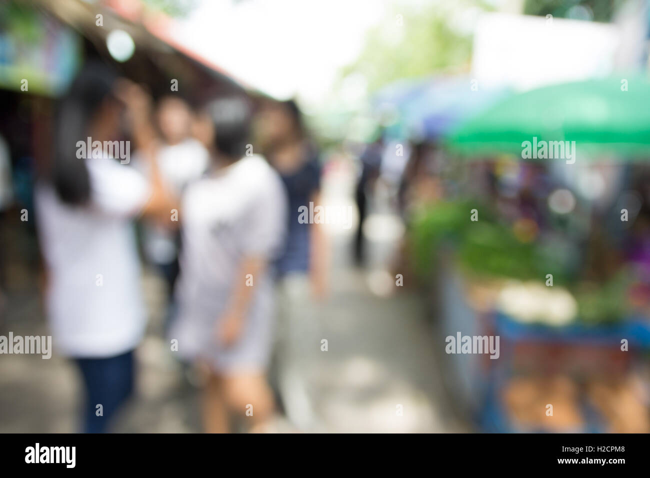 Hintergrund unscharf: Menschen beim Einkaufen am Markt Stockfoto