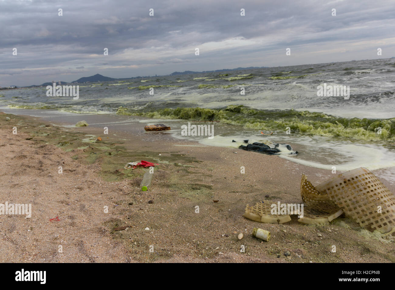 Müll am Strand schmutzig Stockfoto