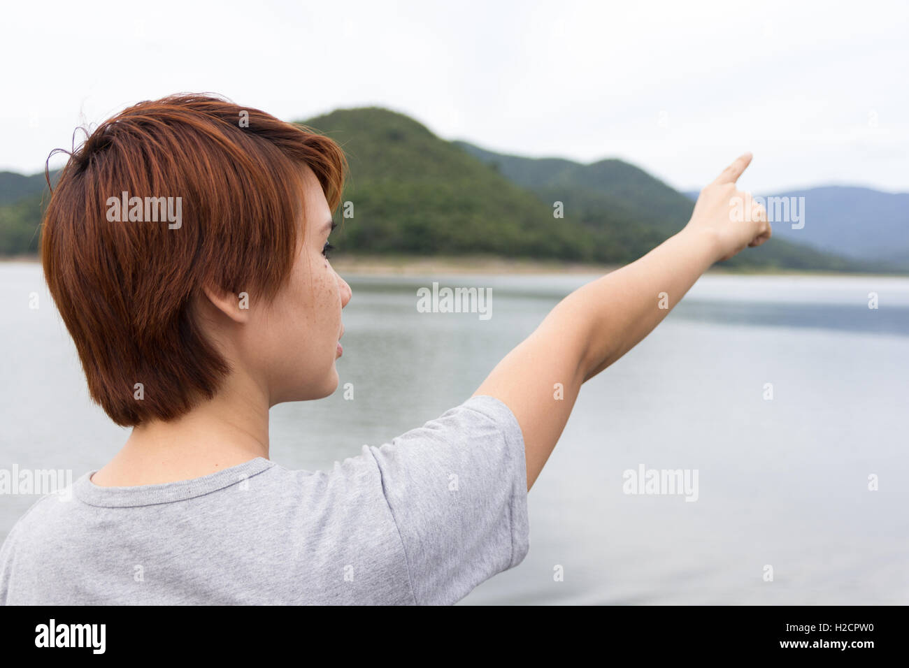 touristischen Frau zeigte am Bestimmungsort. Stockfoto