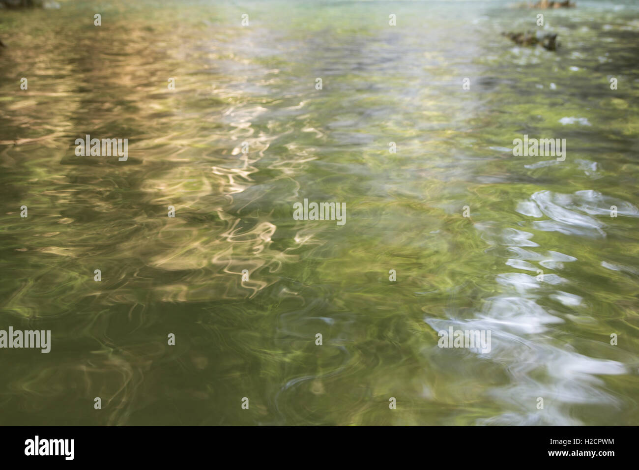 Wasser im Fluss Textur Hintergrund winken Stockfoto