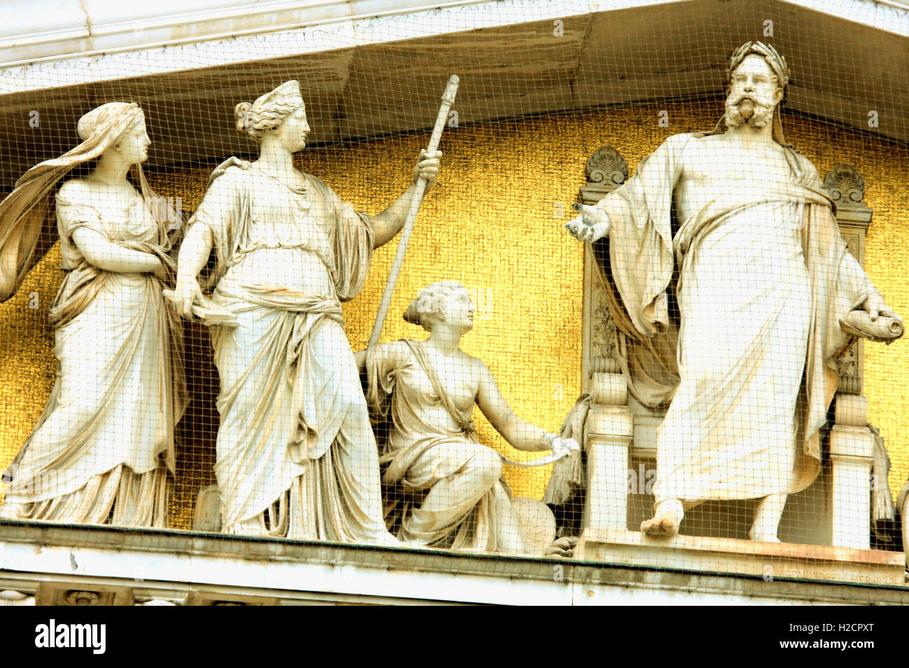 das Parlament in Wien, Österreich. mit der Statue der "Pallas Athene" die griechische Göttin der Weisheit. Stockfoto