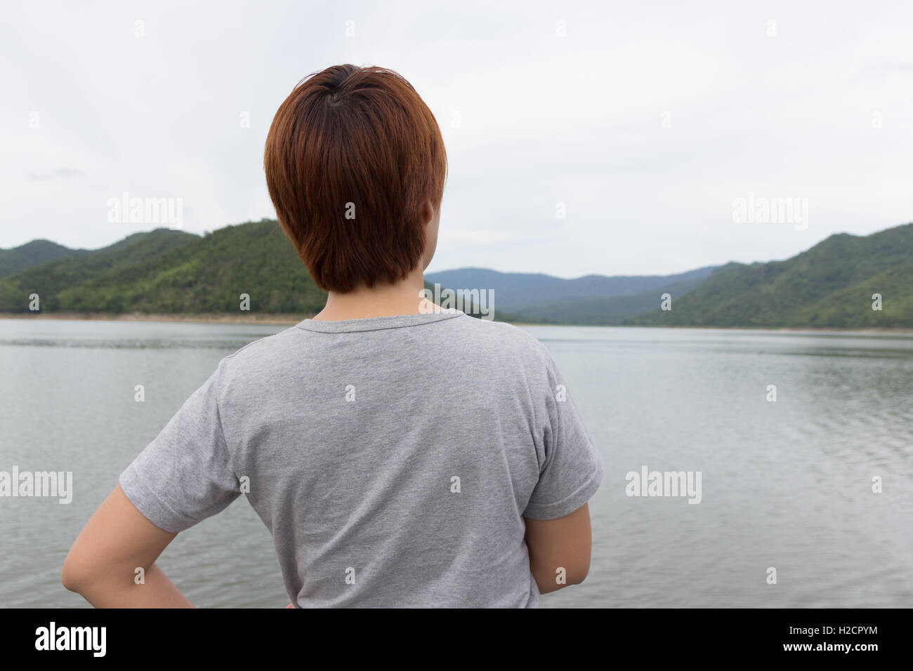 Tourist-Frau auf der Suche nach Reiseziel. Stockfoto