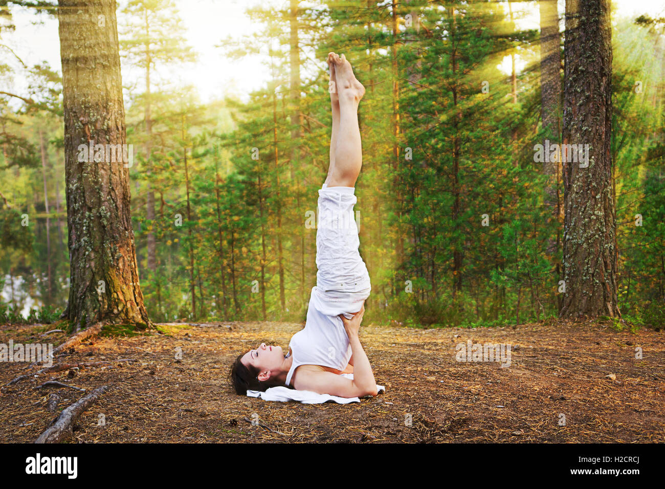 Yoga Schulterstand in den herbstlichen Wald Stockfoto