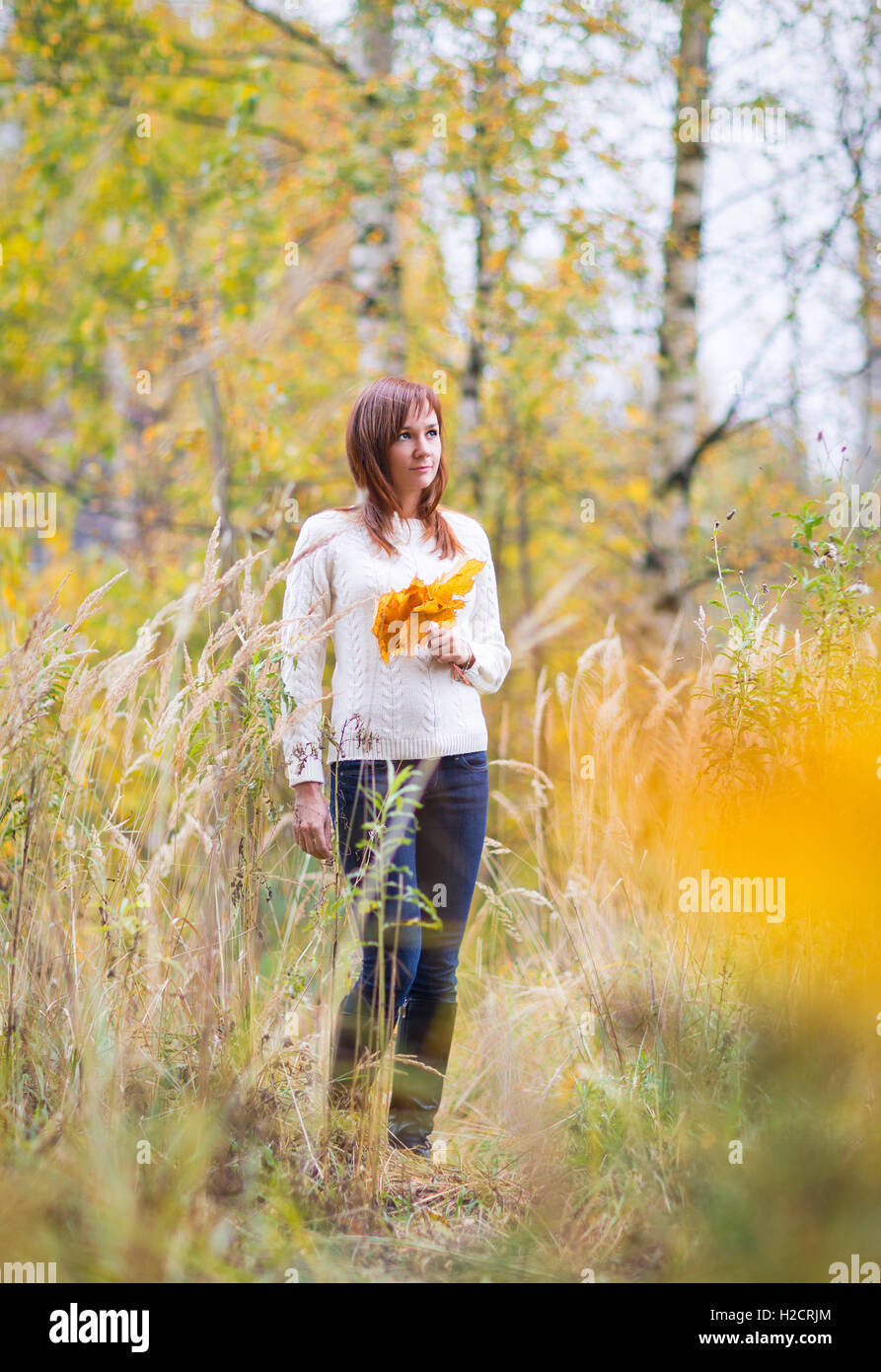 Hübsche Frau in einem herbstlichen Park-Herbst Stockfoto