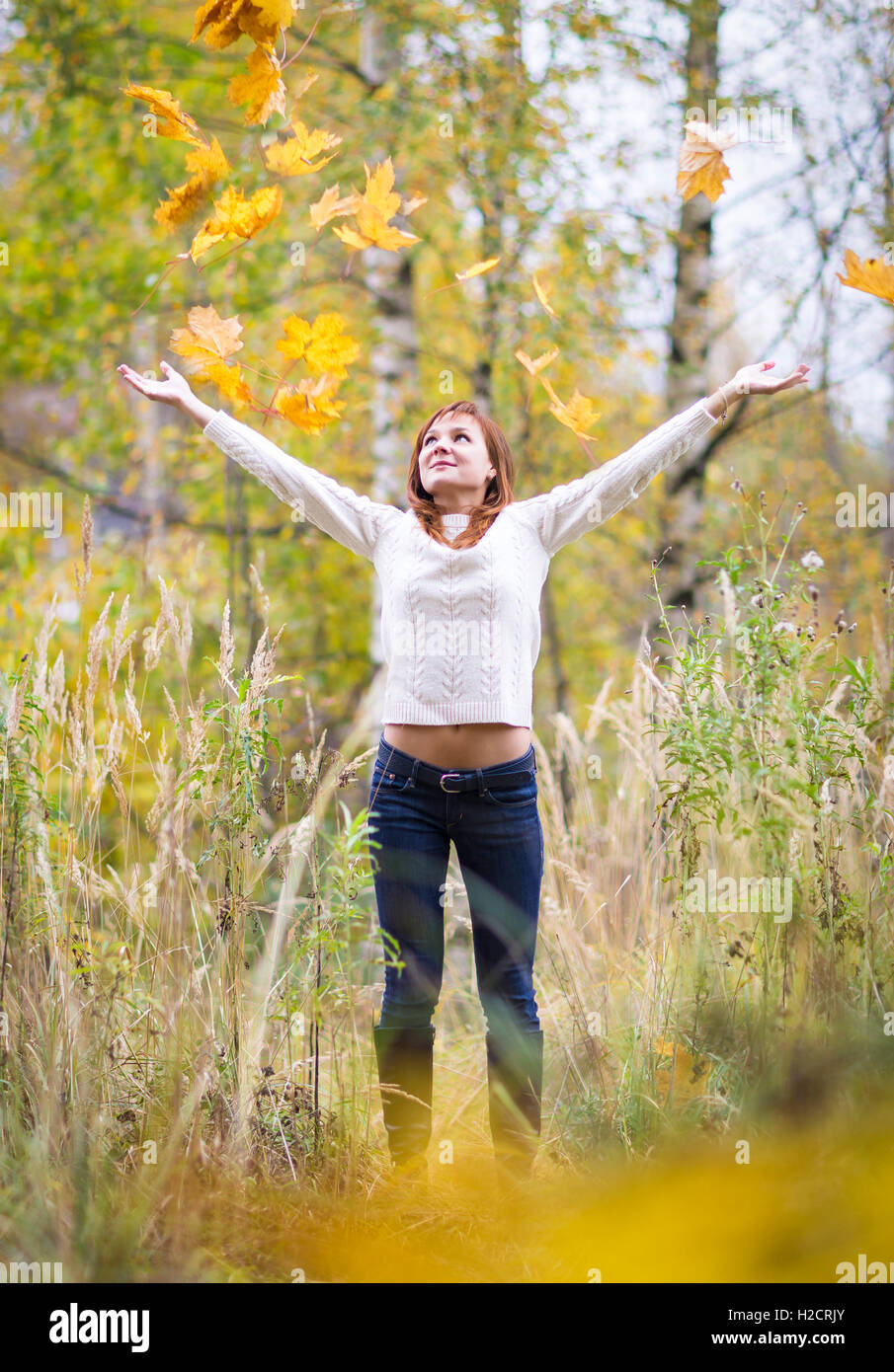 Hübsche Frau in einem gelben Herbst park Stockfoto