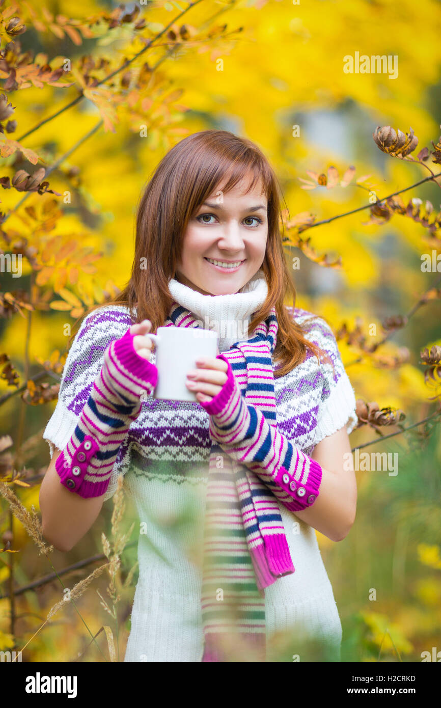 Hübsche Frau in einem herbstlichen Park-Herbst Stockfoto