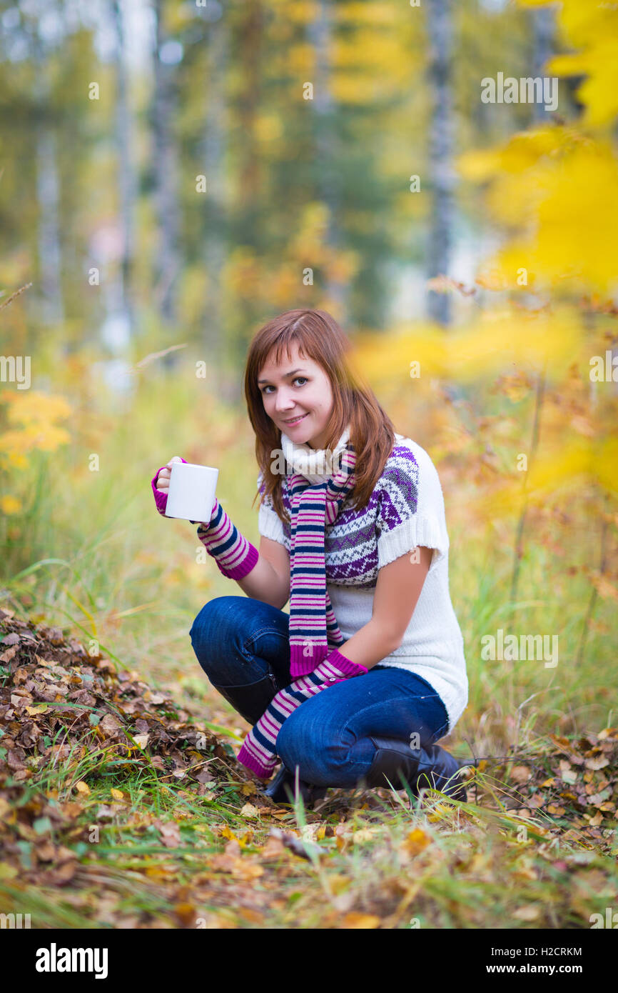 Hübsche Frau in einem leuchtend bunten Herbst-park Stockfoto