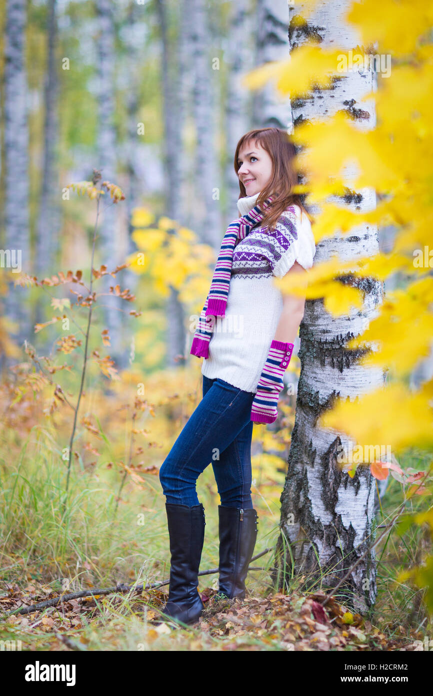 Hübsche Frau in einem leuchtend bunten Herbst-park Stockfoto