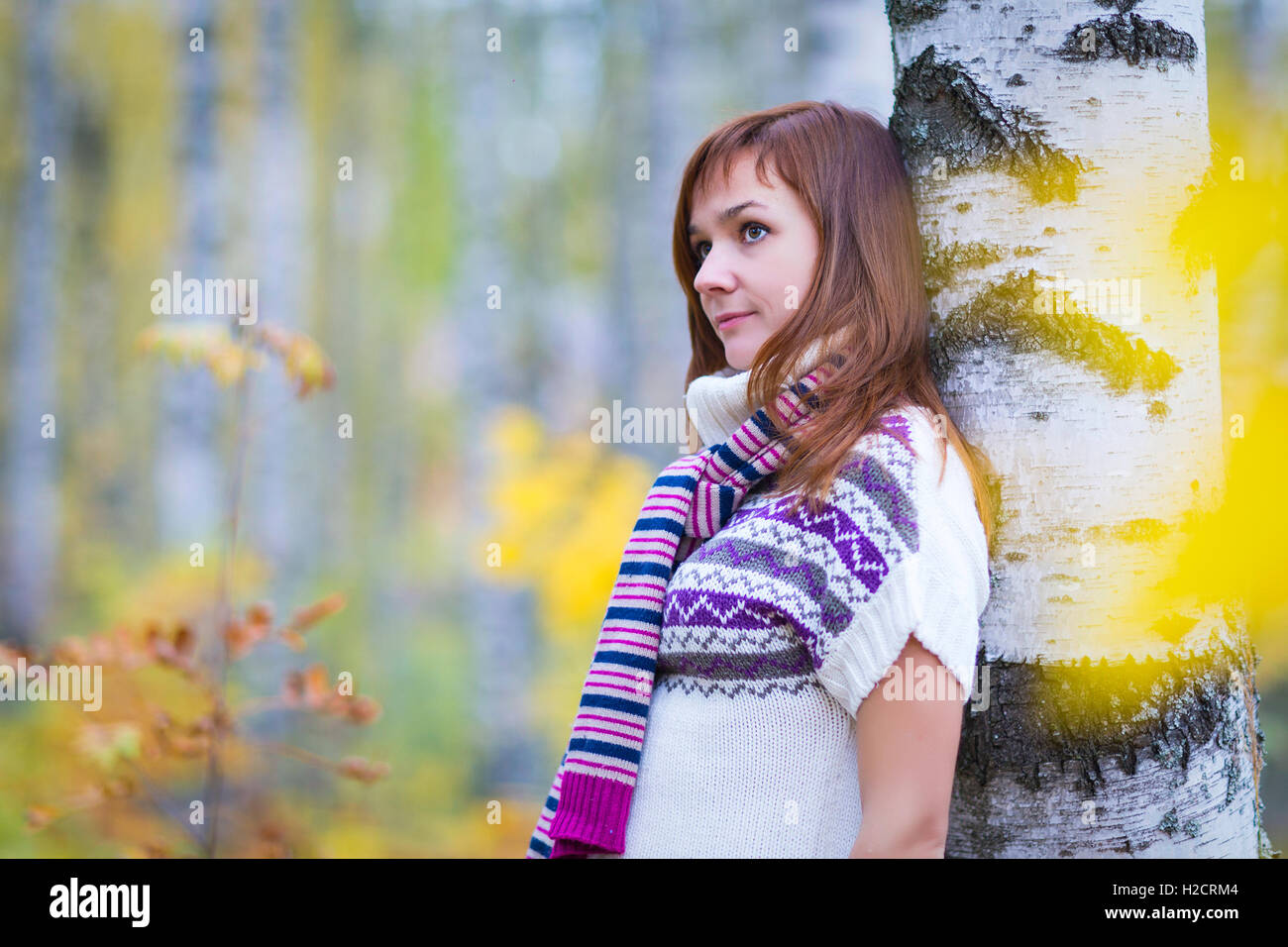 Hübsche Frau in einem leuchtend bunten Herbst-park Stockfoto