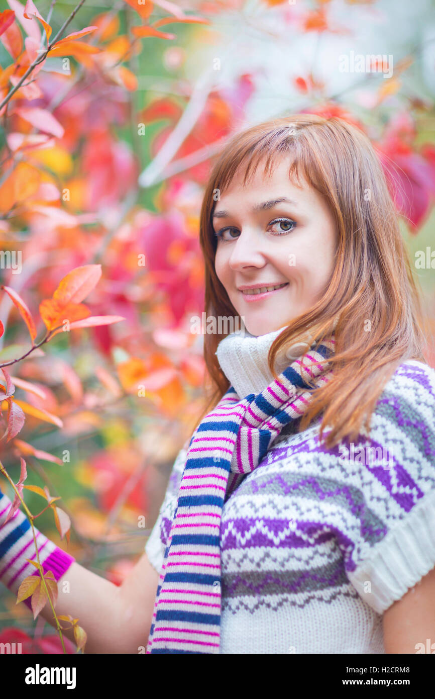 Hübsche Frau in einem herbstlichen Park-Herbst Stockfoto