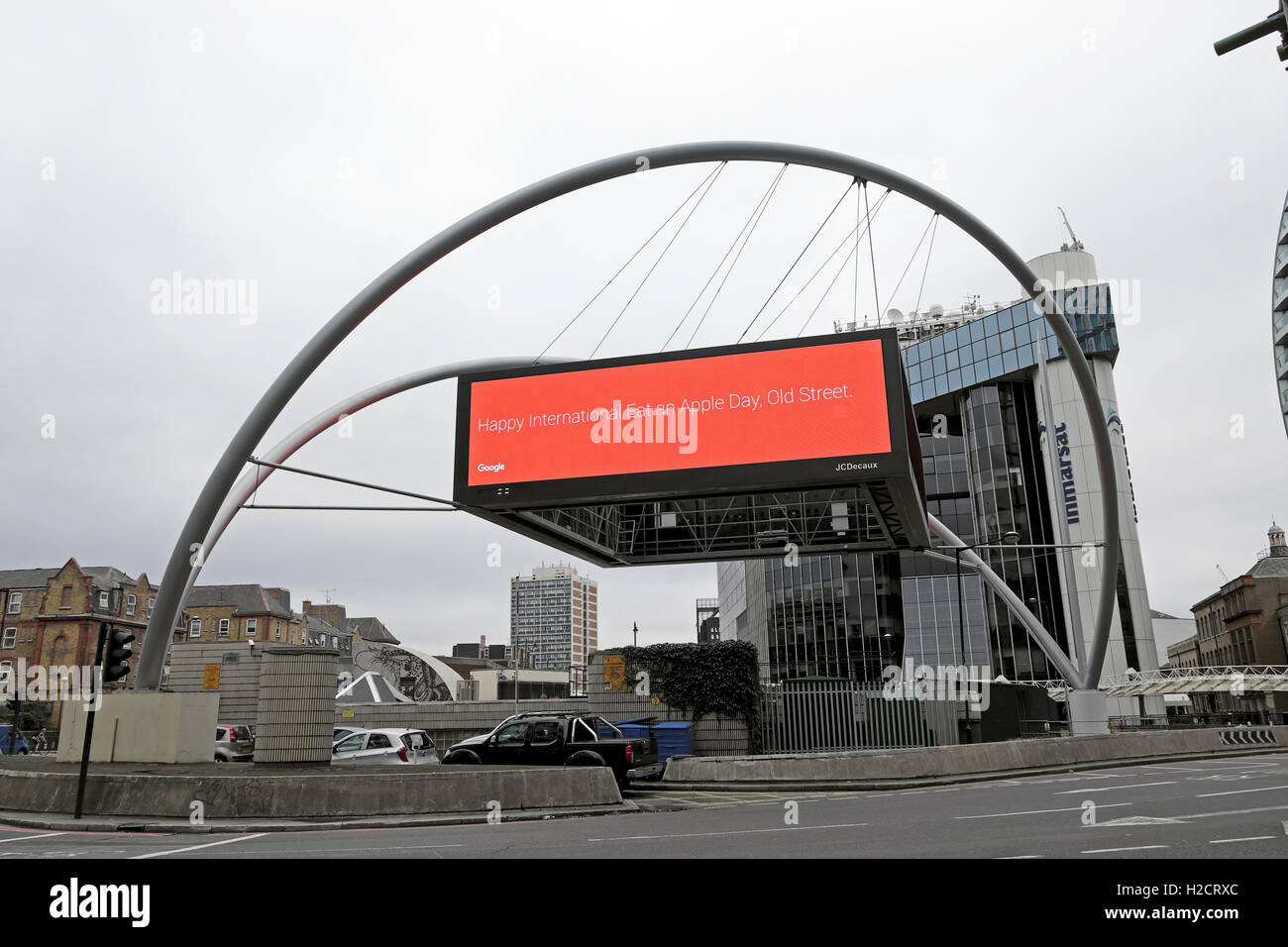 Google "Happy International Apple Day" elektronische Anzeige am Kreisverkehr der Old Street, London UK KATHY DEWITT Stockfoto