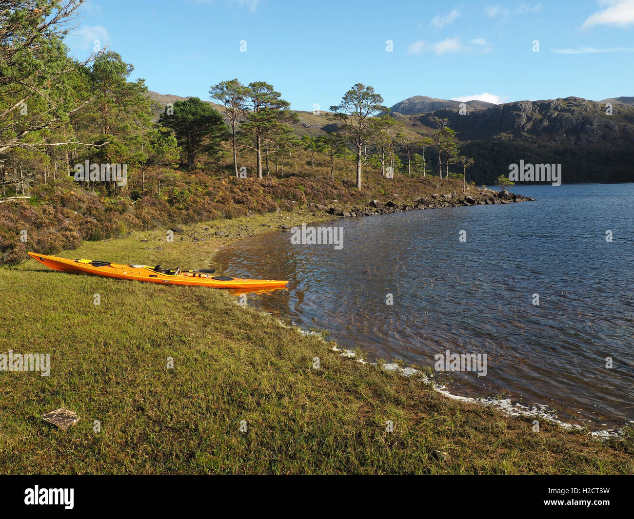 Kajak auf Eilean Subhainn, Loch Maree, Schottland Stockfoto